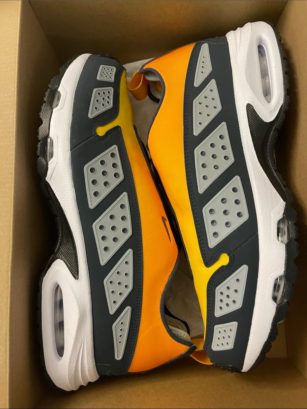 Air Max Sndr Canyon Gold (never worn)